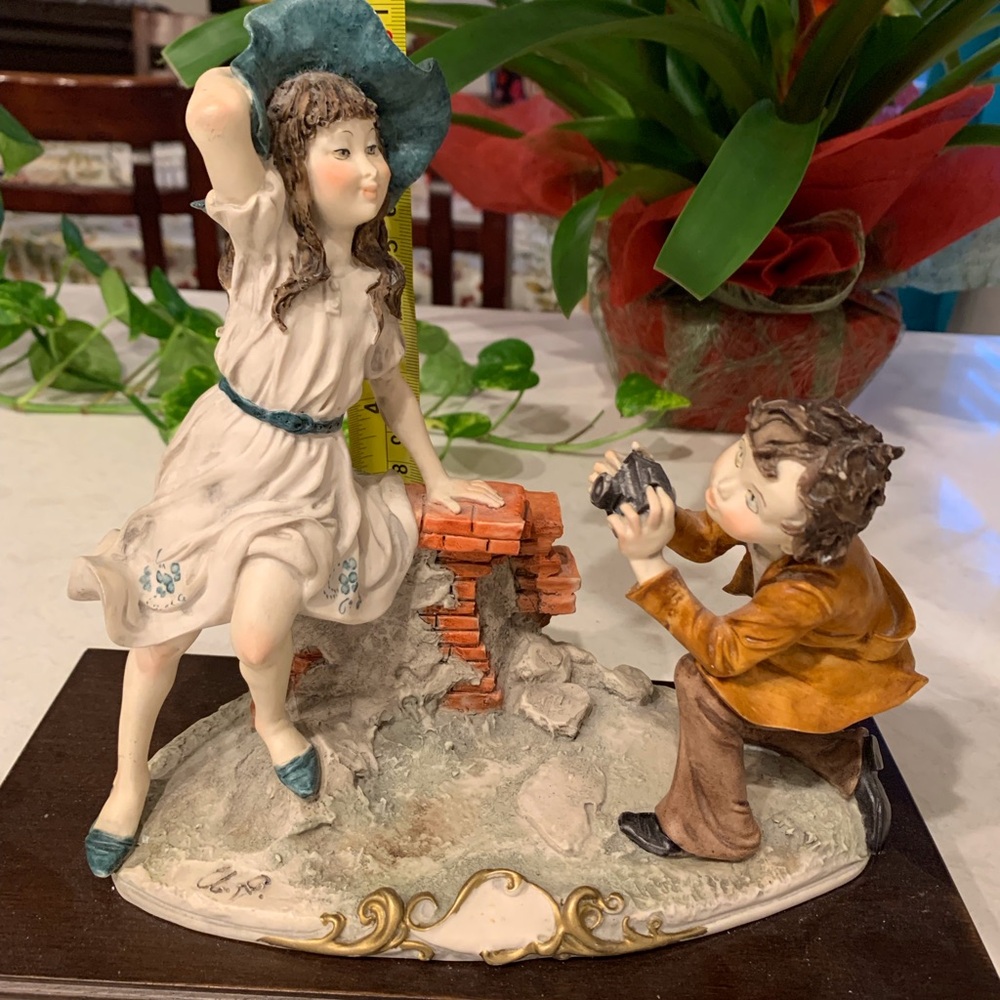 Capodimonte statue, boy taking photo of girl